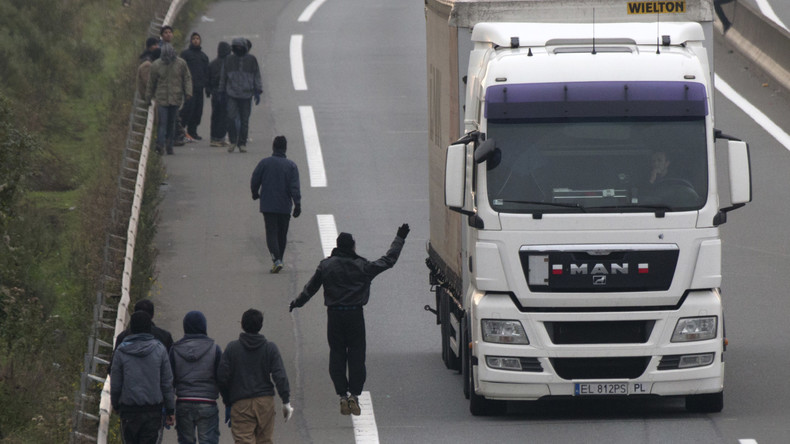 A Calais, un routier chasse les migrants de son camion en y accrochant du porc (VIDEO)