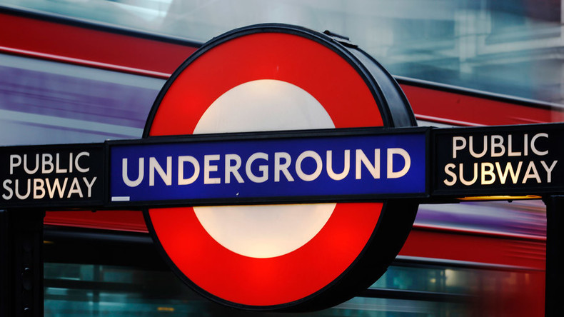 «C’est pour la Syrie» : Trois personnes blessées au couteau dans le métro londonien (VIDEO)