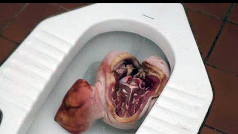 Australie : une tête de porc retrouvée dans les toilettes d’une salle de prière musulmane