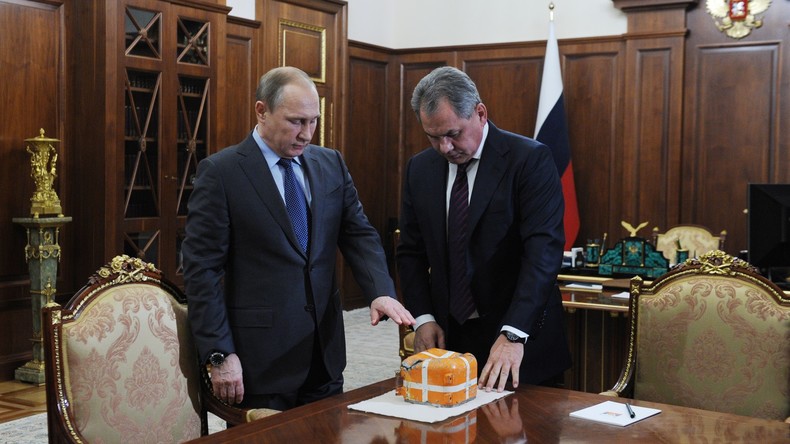 La boîte noire du SU-24 russe abattu par les forces turques présentée à Vladimir Poutine