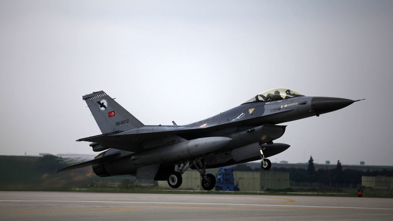 Les avions de combat turcs visent les positions kurdes en Irak