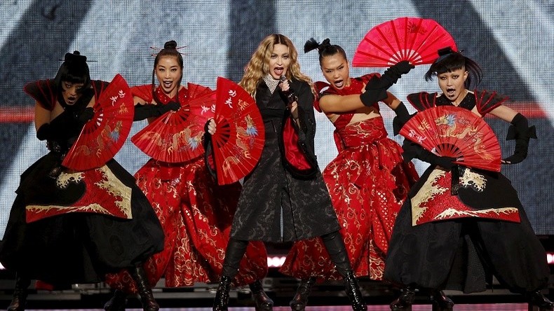 Madonna fait un hommage surprise place de la République à Paris (VIDEO)