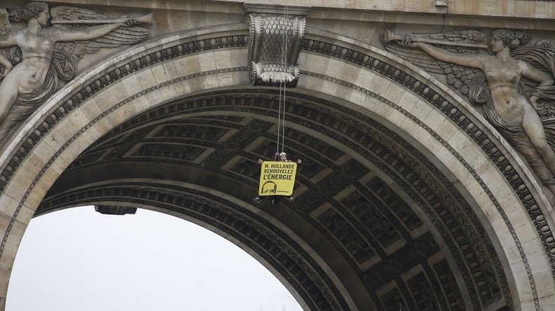 Greenpeace Escalade Larc De Triomphe Pour Militer Pour L