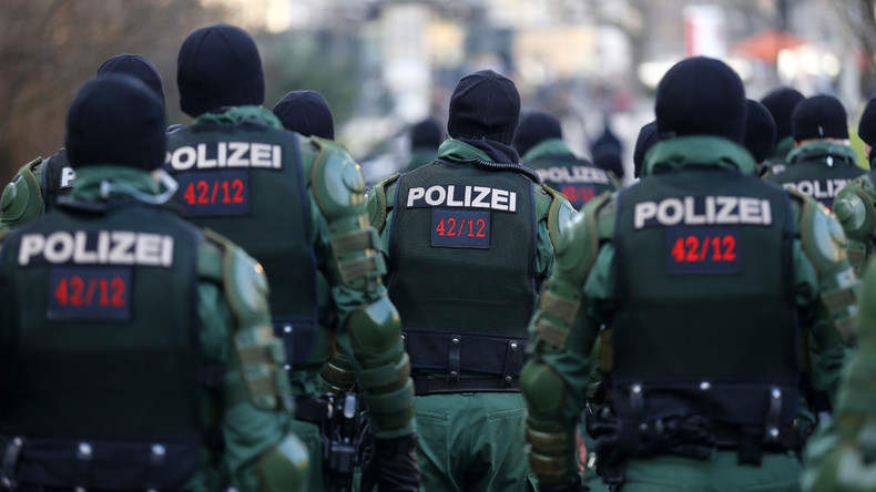 Des canons à eau et des gaz lacrymogènes utilisés contre des émeutiers antifa à Leipzig (VIDEO)