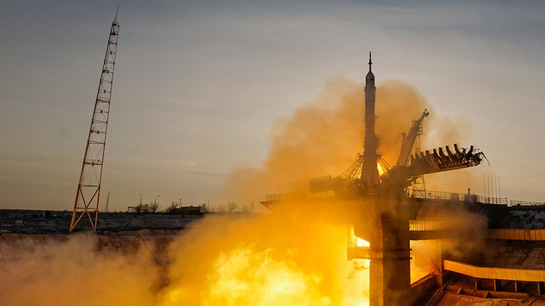 La capsule Soyouz rejoint l'ISS : trois astronautes, dont un britannique (VIDEO)