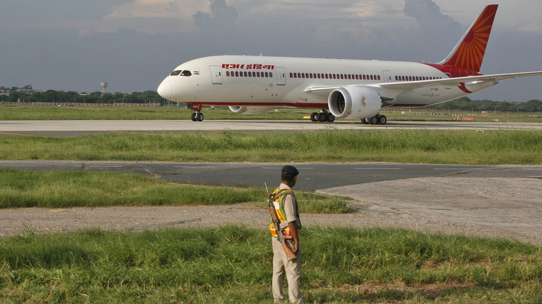 Un employé de l'aéroport de Bombay aspiré par le réacteur d'un avion (Images perturbantes)