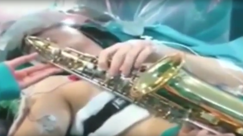Un musicien espagnol joue du saxophone en se faisant opérer d'une tumeur au cerveau (VIDEO)
