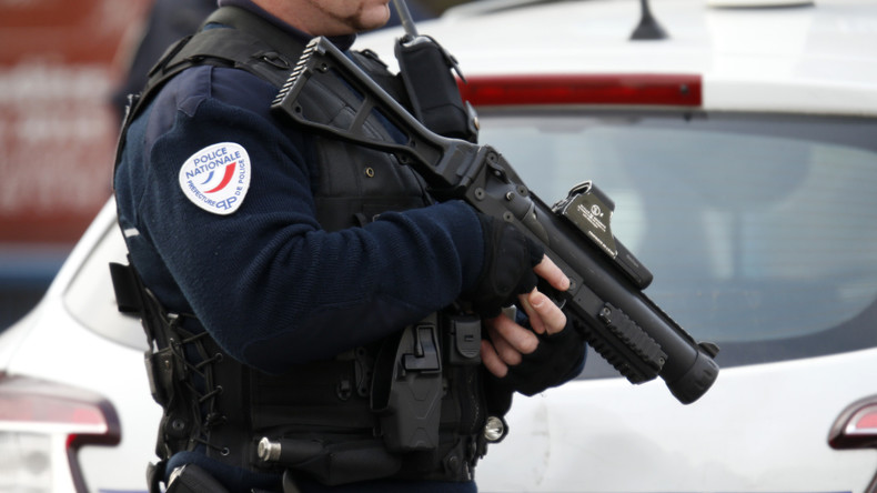 Une centaine d’organisations dénoncent l’état d’urgence