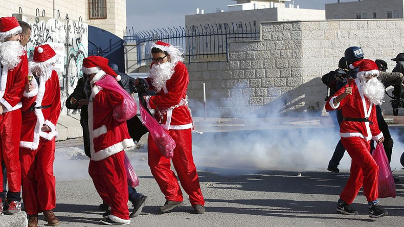 Pères Noël palestiniens VS policiers israëliens : 14 blessés dans les affrontements (VIDEO)