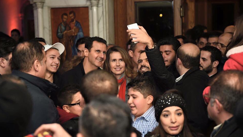 Bachar el-Assad en visite dans une église de Damas (PHOTOS)