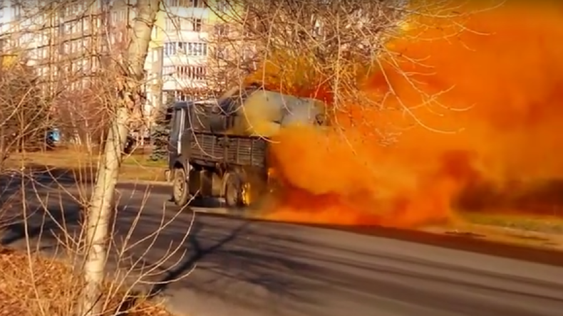 Ukraine : d’impressionnantes fumées oranges s'échappent d'un camion citerne (vidéo)