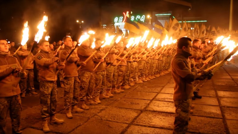 «Nous sommes à vos trousses» : marche aux flambeaux d’ultranationalistes ukrainiens (VIDEO)