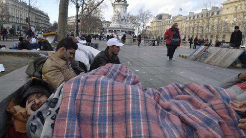 Des réfugiés installent leur campement face au mémorial de la place de la République à Paris