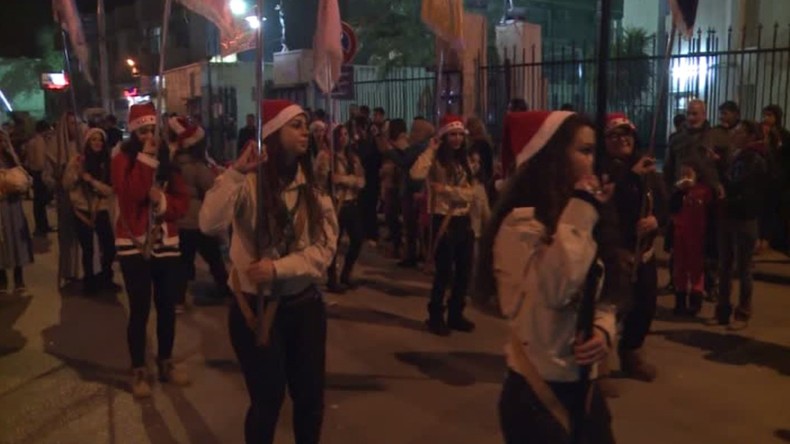 Noël à Damas : une image d’espoir, des musulmans rejoignent la fête (VIDEO)