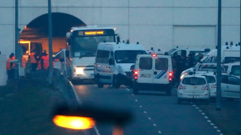 Des centaines de migrants ont tenté de rejoindre le Tunnel sous la Manche, provoquant sa fermeture