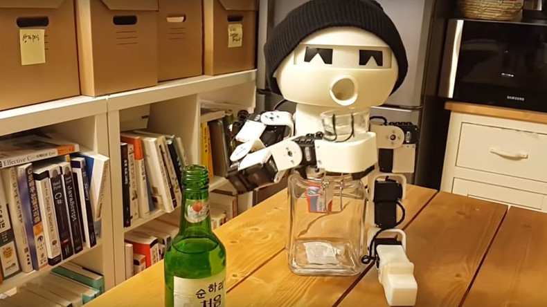 Vous sentez-vous seul pendant les fêtes ? Le robot-compagnon de boisson vient à la rescousse !