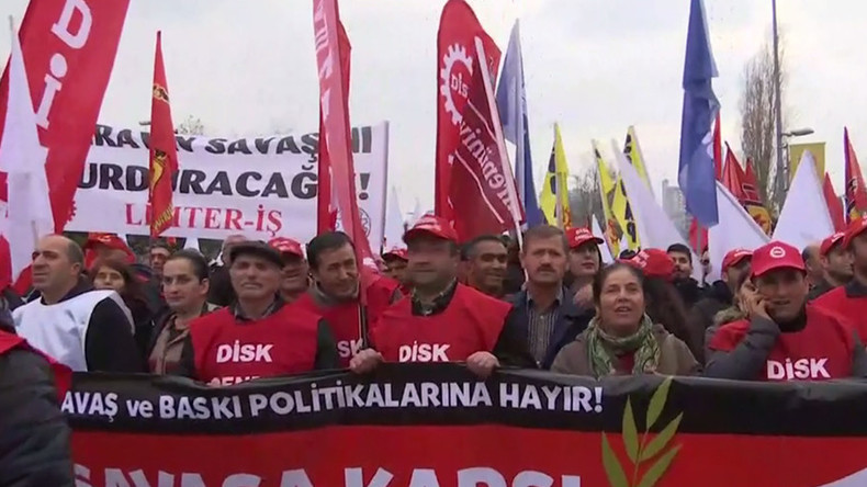 Turquie : un jour après la dispersion, les manifestants pro-kurdes reviennent dans les rues (PHOTOS)