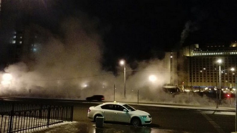Une vague d’eau chaude déferle dans les rues des Saint-Pétersbourg en plein hiver