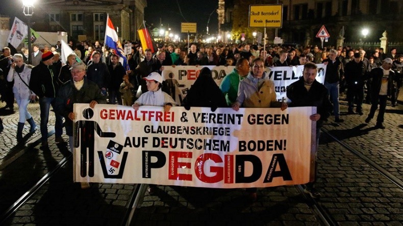 Amazon reverse aux réfugiés les bénéfices faits sur l'hymne de PEGIDA qui cartonne en ligne