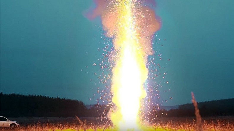 Un blogueur russe allume une torche géante de 10 000 feux de Bengale pour le Nouvel An (VIDEO)