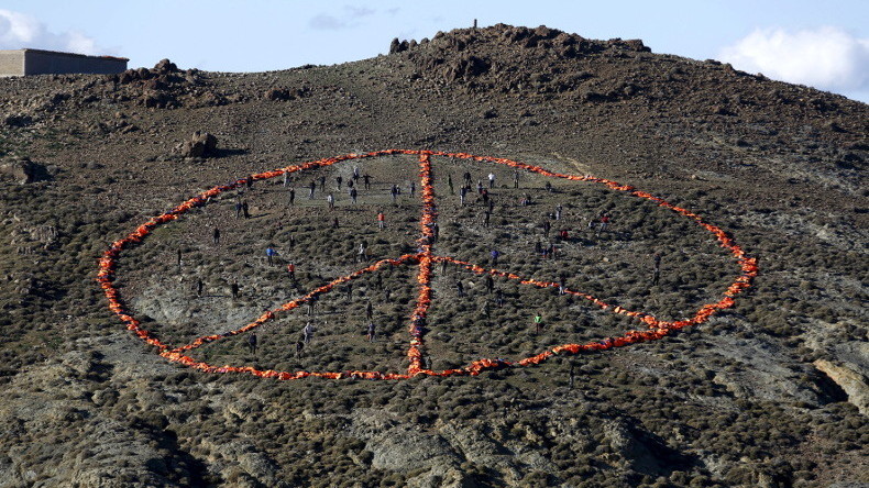 Grèce : MSF et Greenpeace installent un immense signe Peace and Love fait avec gilets de sauvetage