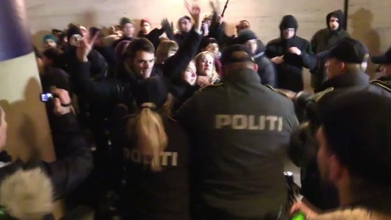 Des centaines de pendulaires en colère affrontent la police à la frontière dano-suédoise (VIDEO)