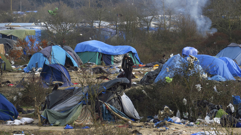 Deux journalistes agressés dans la Jungle de Calais alors qu'ils réalisaient un documentaire (VIDEO)