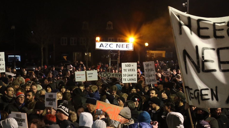 Une manifestation pacifique contre les réfugiés sombre dans la violence aux Pays-Bas (VIDEO)