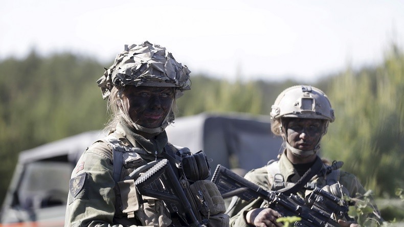 Dans l’armée norvégienne, les femmes obligées de se baigner nues avec les hommes
