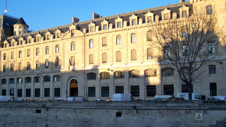 Hackée, la préfecture de Paris poste un tweet accusateur contre François Hollande