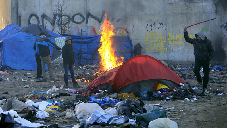 Calais : un journaliste de RT attaqué par un groupe d’individus armés de couteaux