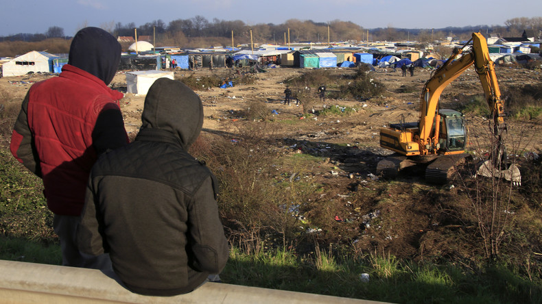 Les migrants évacués d'un ferry dans le port de Calais