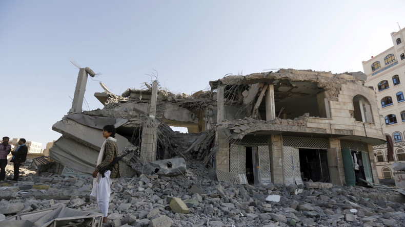Un juge et sept membres de sa famille tués dans un bombardement de la coalition au Yémen (VIDEO)