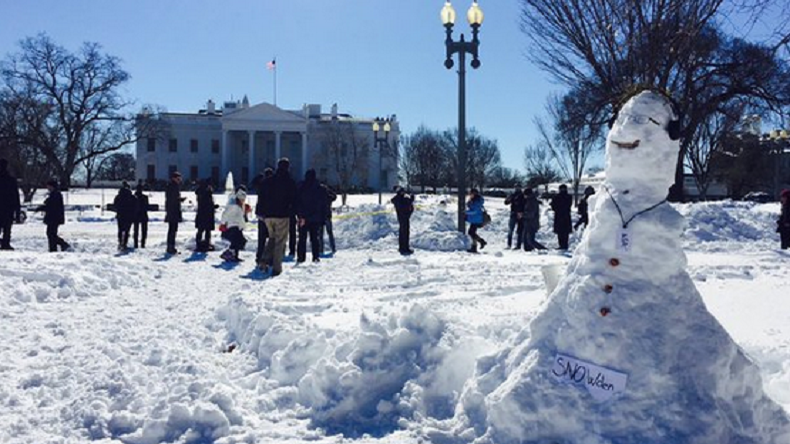 Un bonhomme de neige à l'effigie d'Edward Snowden trône devant la Maison Blanche