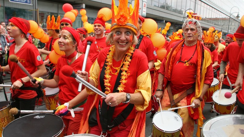 Carnaval En Allemagne Les Migrants Recoivent Des Depliants Sur La Facon De Se Comporter Rt En Francais