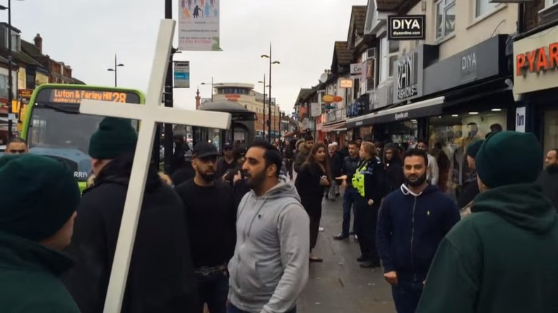 Des chrétiens britanniques patrouillent dans les rues, sur fond de sentiment antimusulman (VIDEO)
