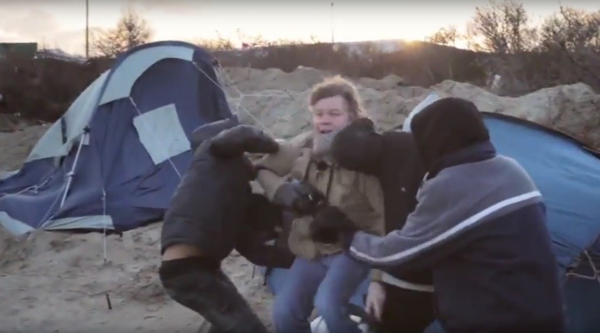 Deux journalistes agressés dans la Jungle de Calais alors qu'ils réalisaient un documentaire (VIDEO)
