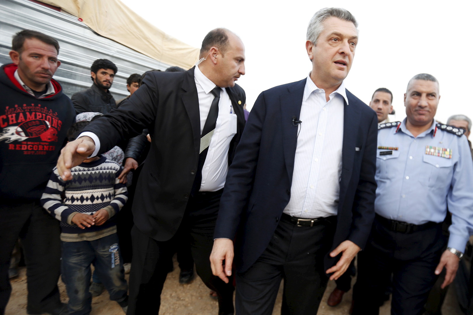 Alors que des tempêtes approchent, 16 000 Syriens sont toujours bloqués à la frontière jordanienne