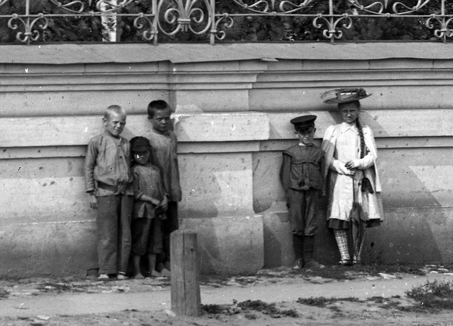 A la recherche d’une «fillette fantôme» présente sur plusieurs clichés vieux de 100 ans (PHOTOS)