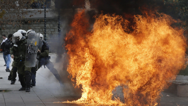 Des gaz lacrymogènes et des cocktails Molotov déployés pendant la grève générale en Grèce (VIDEOS)