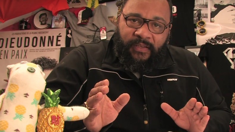 Dieudonné demande un million d'euros à Tours et Orléans pour avoir interdit son spectacle «Le Mur»