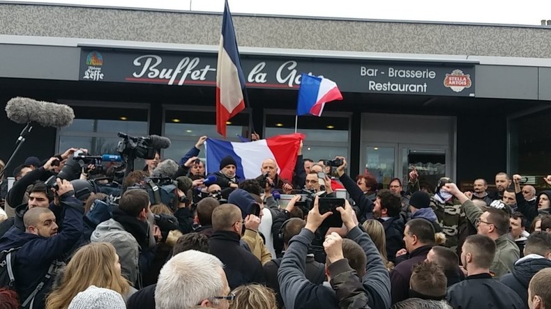 Le général Piquemal et 20 autres arrêtés à Calais lors d’une réunion interdite de PEGIDA (VIDEO)