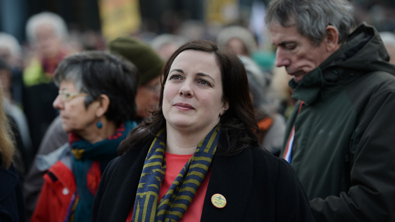 Emmanuelle Cosse : à peine ministre, elle réaffirme son opposition à la déchéance de nationalité