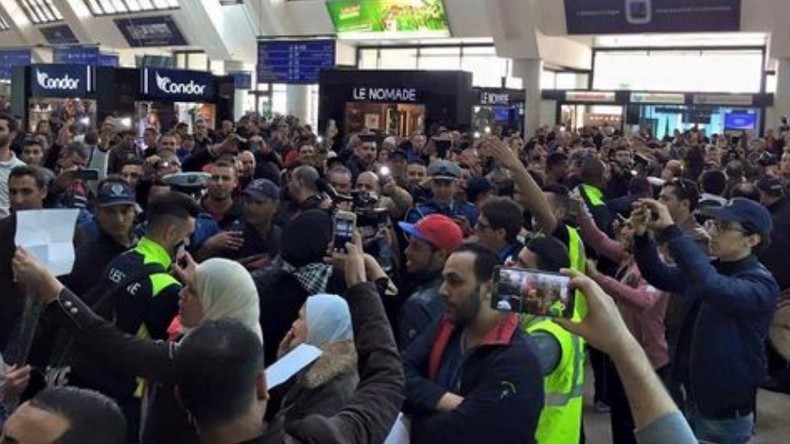 Accueil triomphal pour les footballeurs palestiniens à l'aéroport d'Alger avant leur match amical