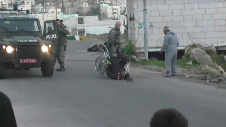 Un policier israélien renverse un Palestinien en chaise roulante (VIDEO CHOC)