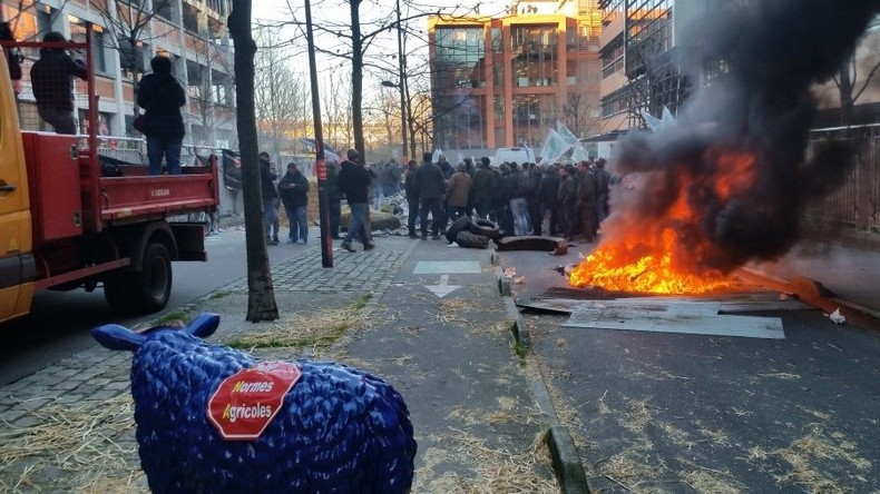 A Paris et en France, les agriculteurs furieux manifestent avec une action coup de poing (VIDEO)