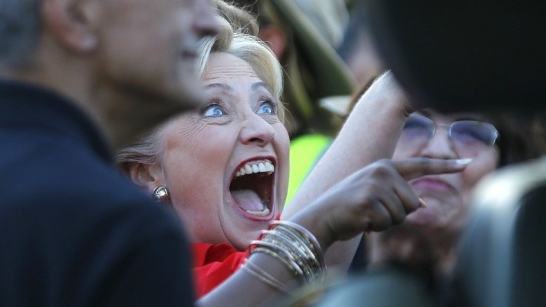 «Wouaf-wouaf !» : Hillary Clinton moque ses adversaires républicains en aboyant comme un chien