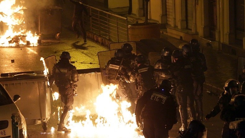 Cocktails Molotov, lacrymogènes et gendarme blessée : nouvelle nuit d’émeutes en Corse