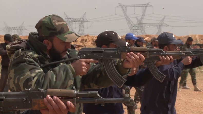 Des civils syriens terminent leur formation militaire pour protéger leurs villages de Daesh (VIDEO)