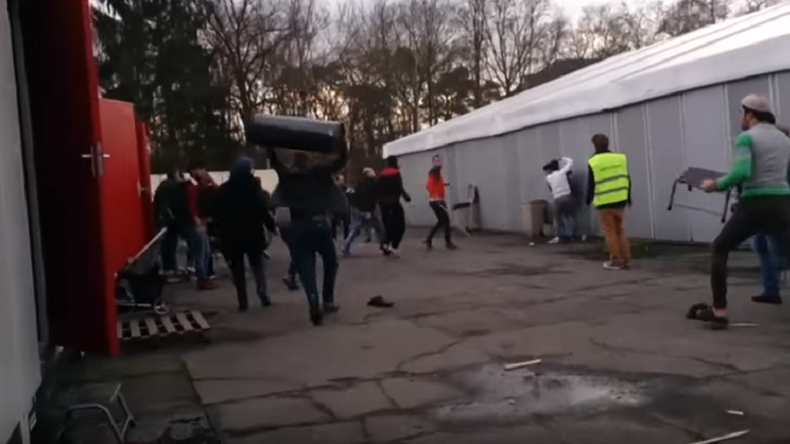 Belgique : le refus d'une Syrienne de porter le voile provoque une émeute entre migrants (VIDEO)